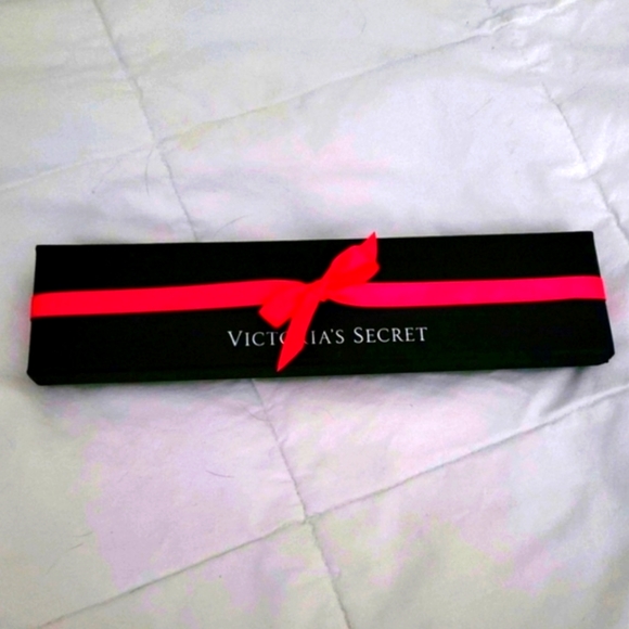 Victoria's Secret Bracelet - Picture 3 of 8